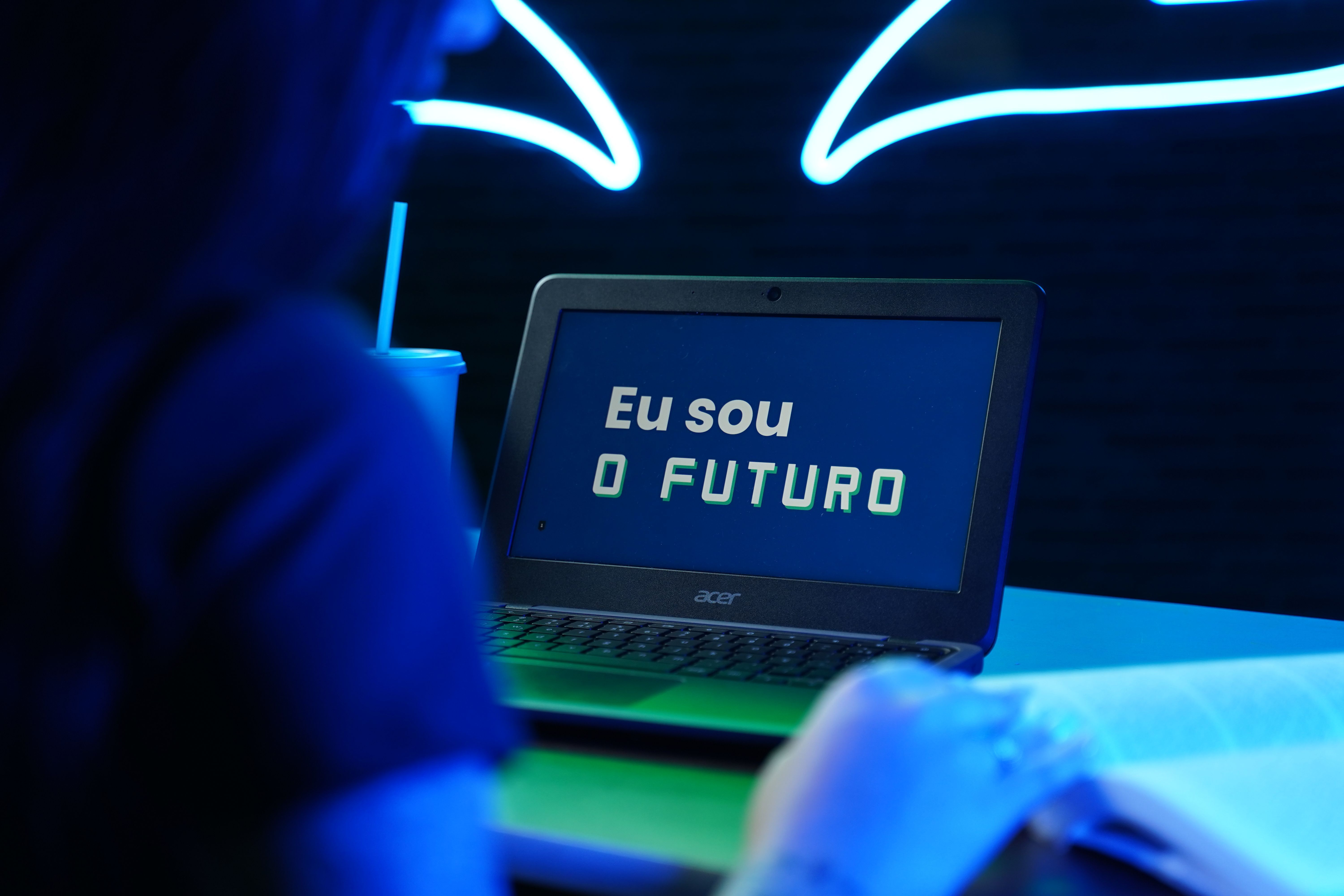 aluno da UniFECAF olhando para tela do notebook.jpg