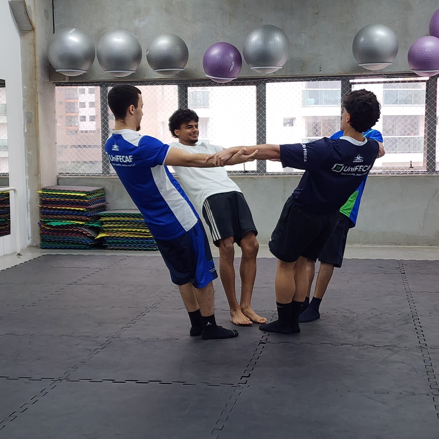 alunos fazendo aula de ed física na unifecaf