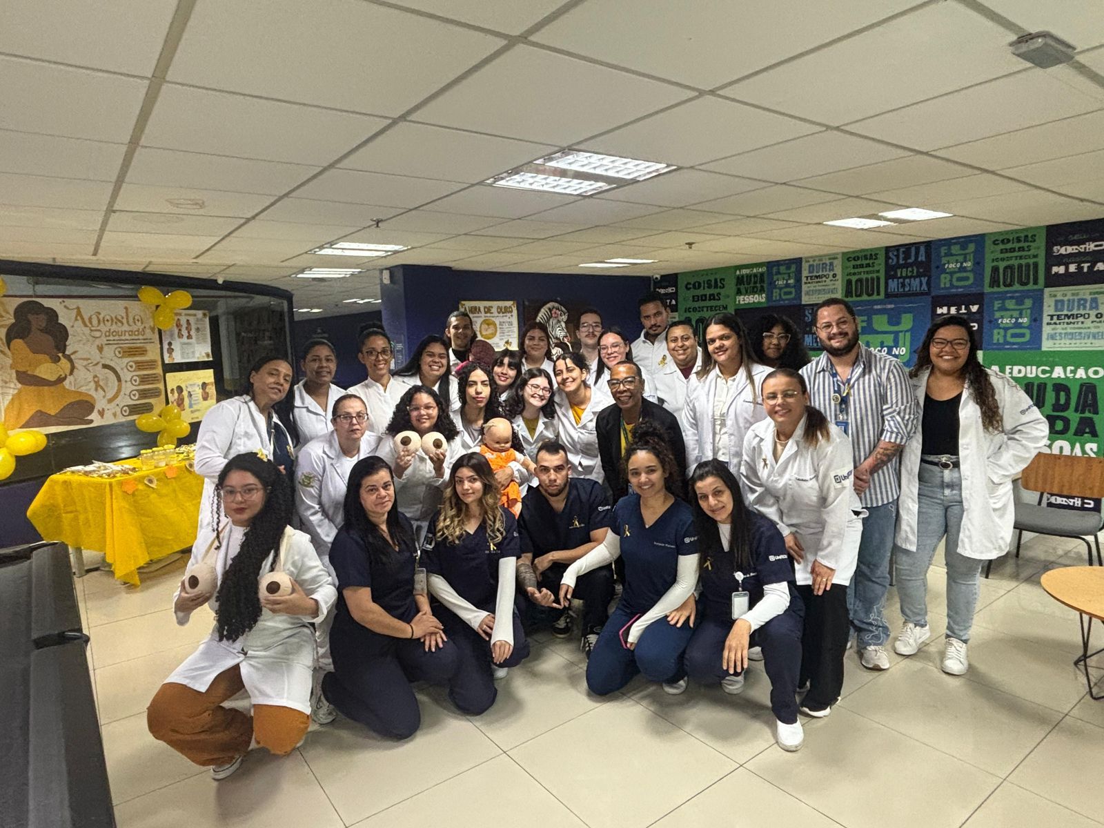 Alunos da campanha Agosto dourado UniFECAF