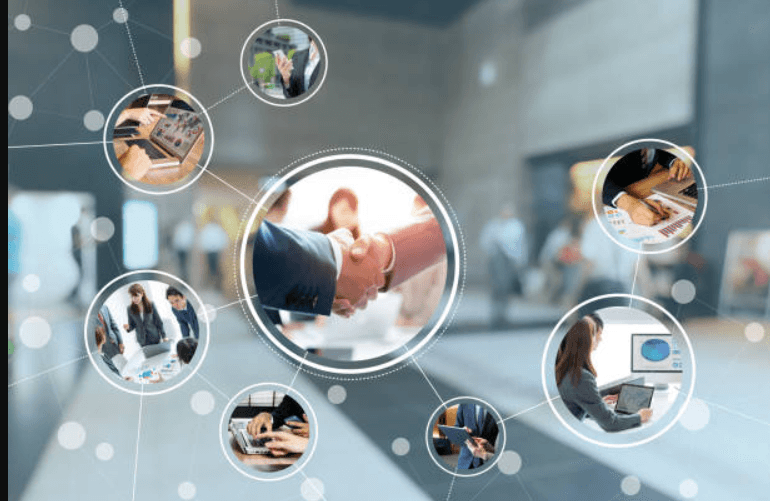 imagem de notebook e pessoas se cumprimentando