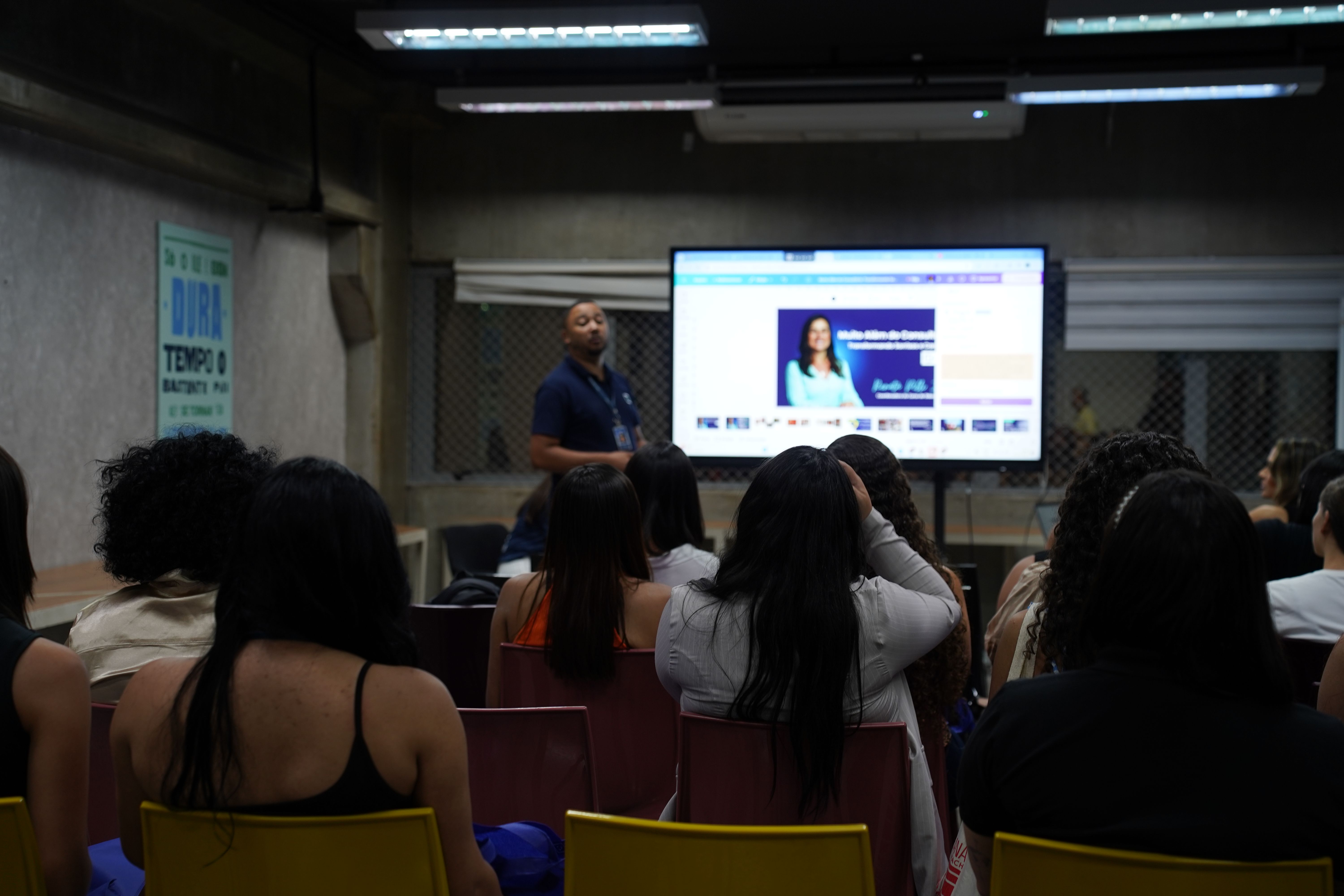 Alunos em treinamento de linkedin na UniFECAF.JPG