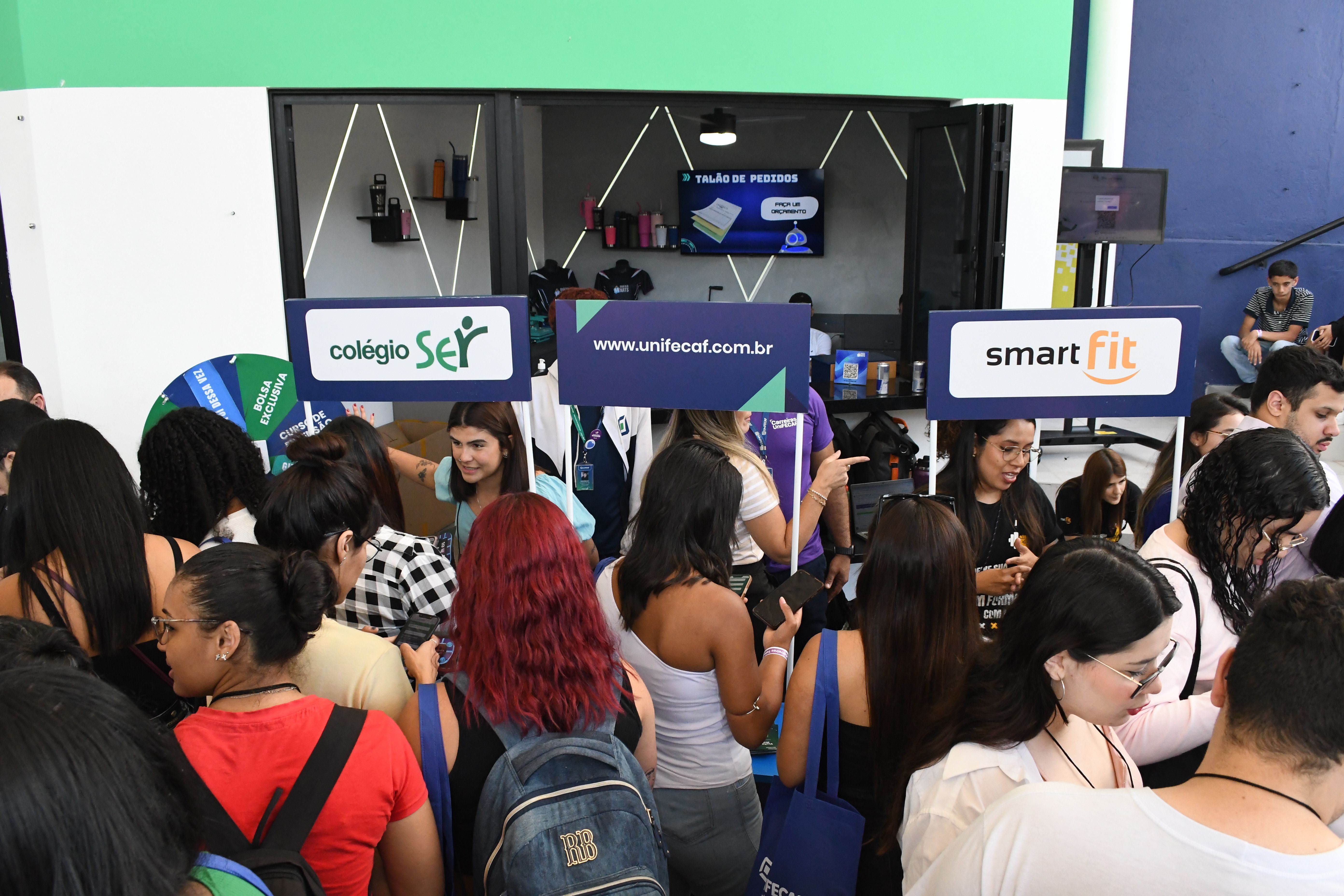 estandes de empresas no evento.JPG
