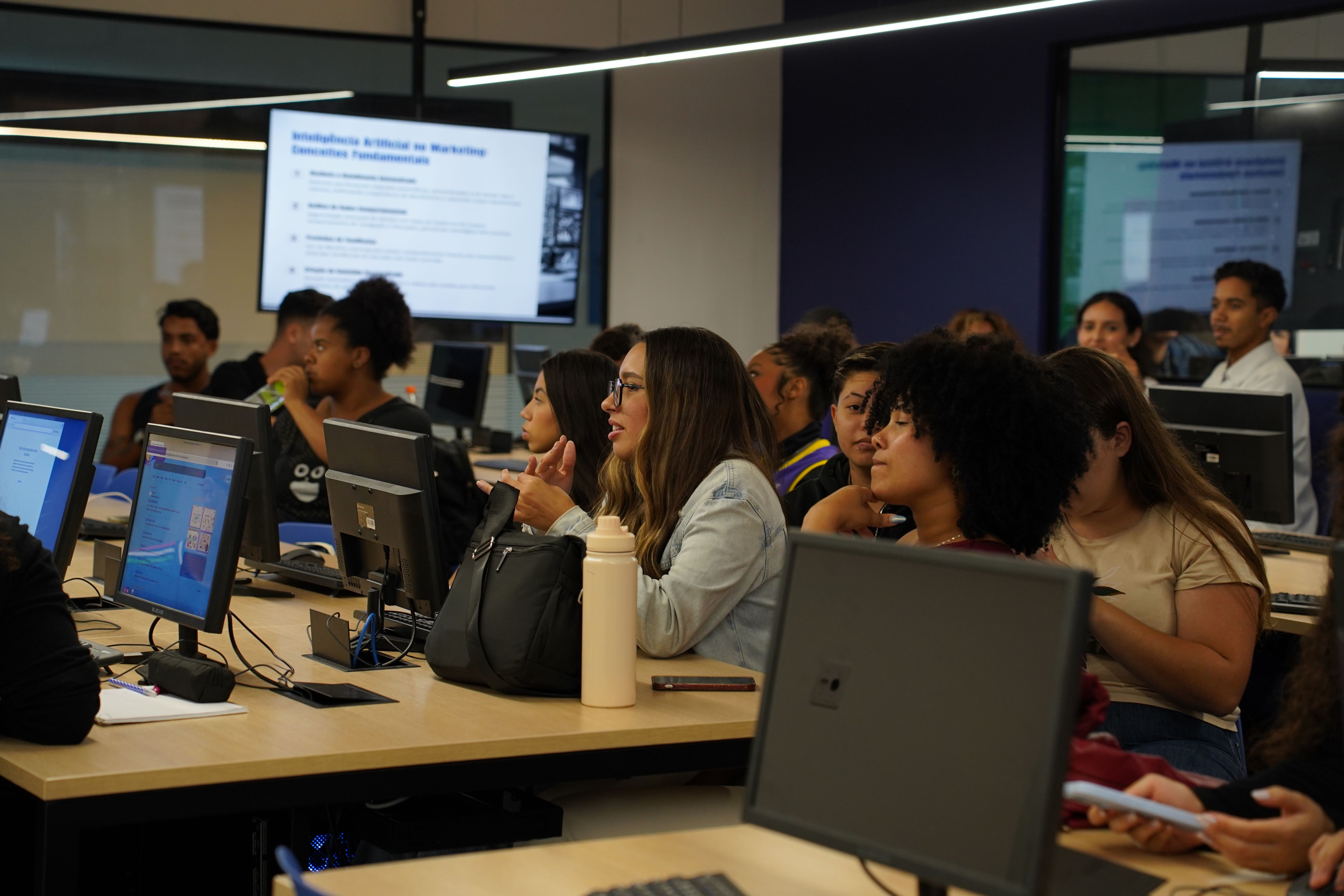 profissionais no escritório 