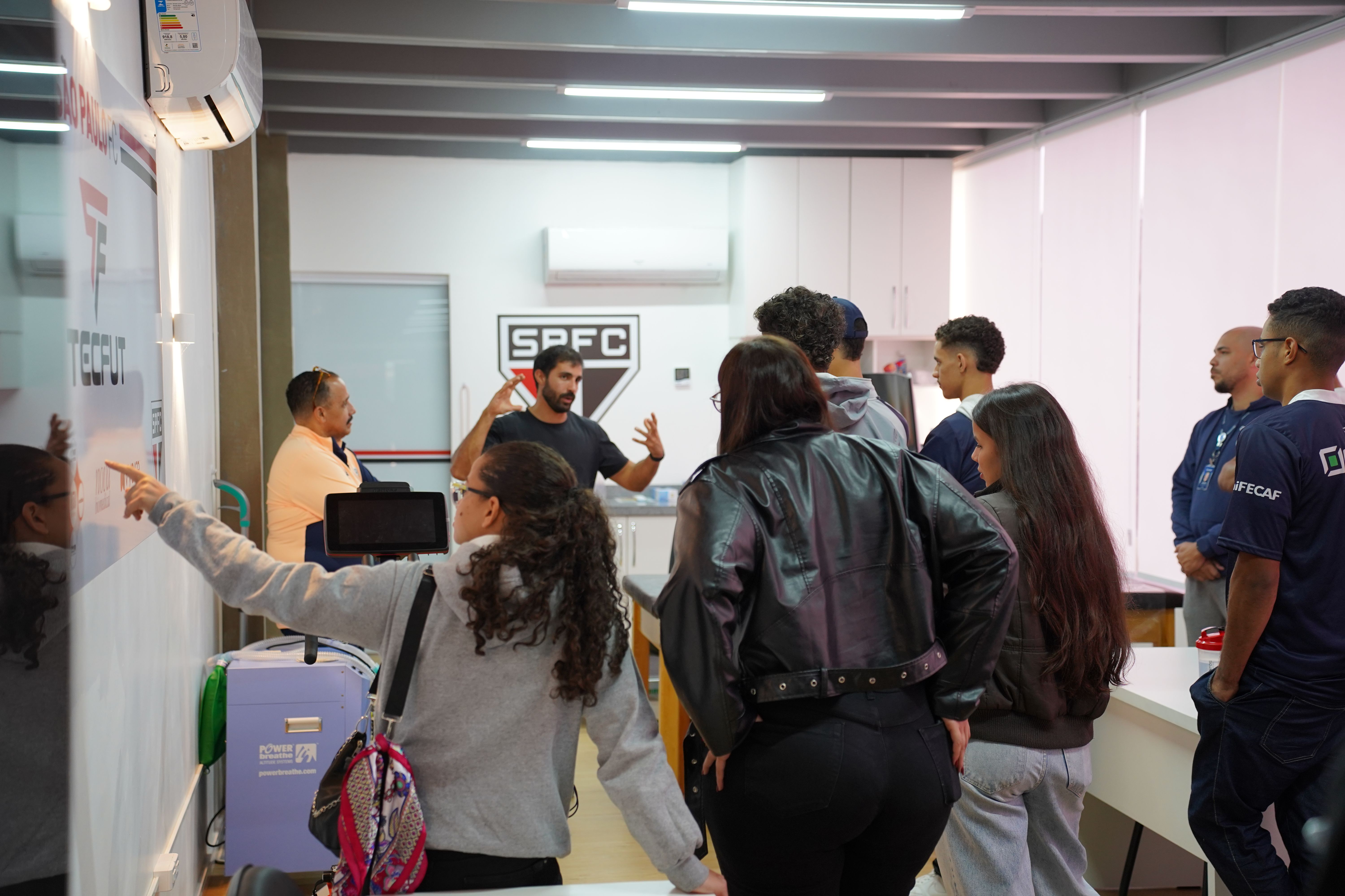 Alunos da UniFECAF em aula pratica.JPG