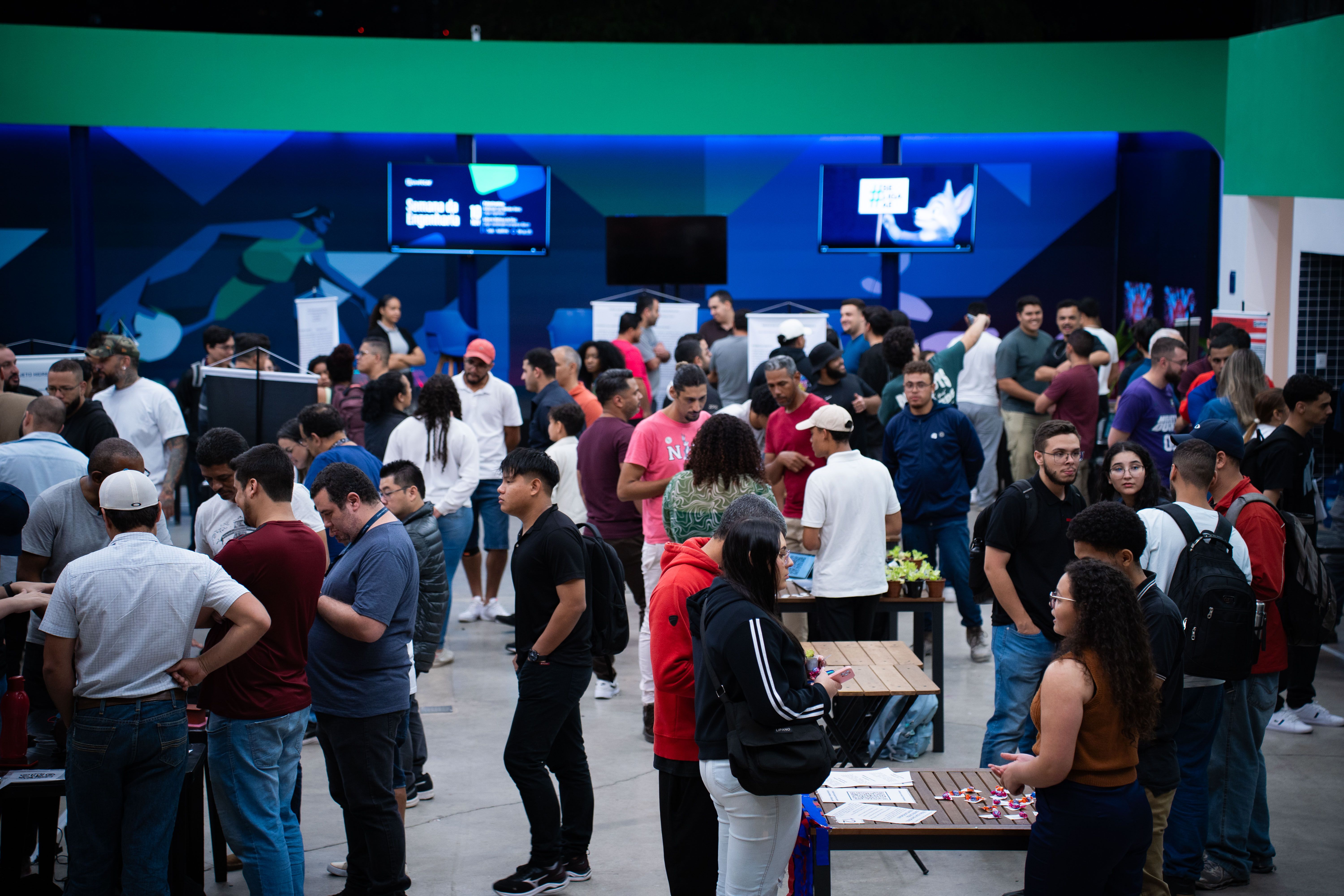 pessoas em um espaço prestigiando a semana da engenharia.jpg