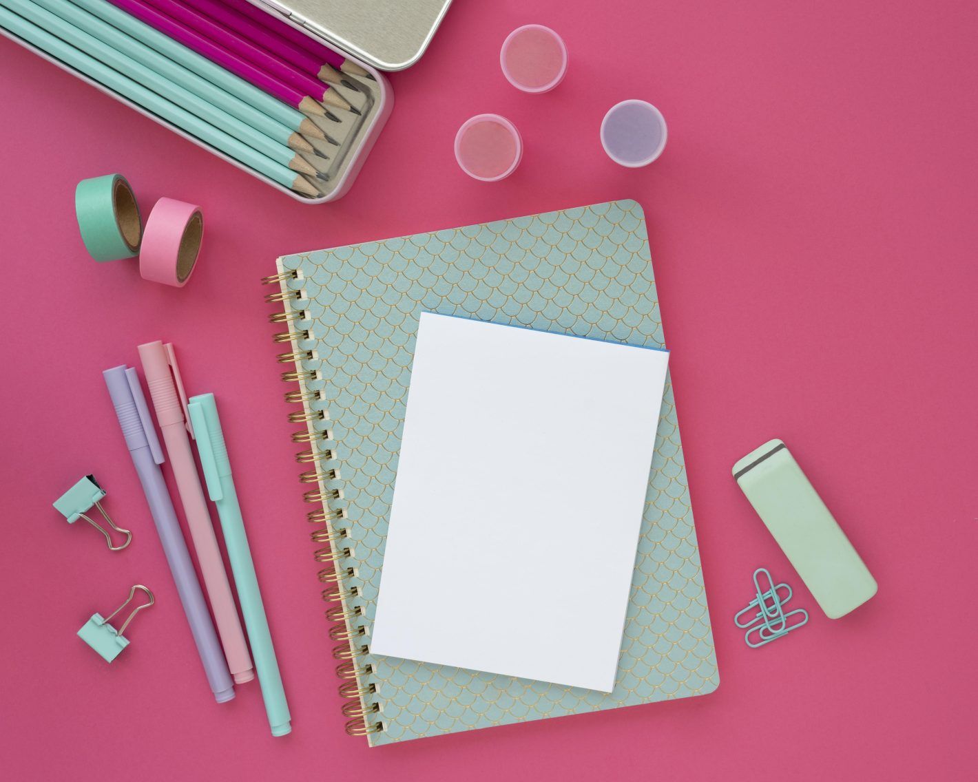 Materiais-para-faculdade-saiba-o-que-nao-pode-faltar-Foto-superior-de-uma-mesa-com-caderno-bloco-de-anotacoes