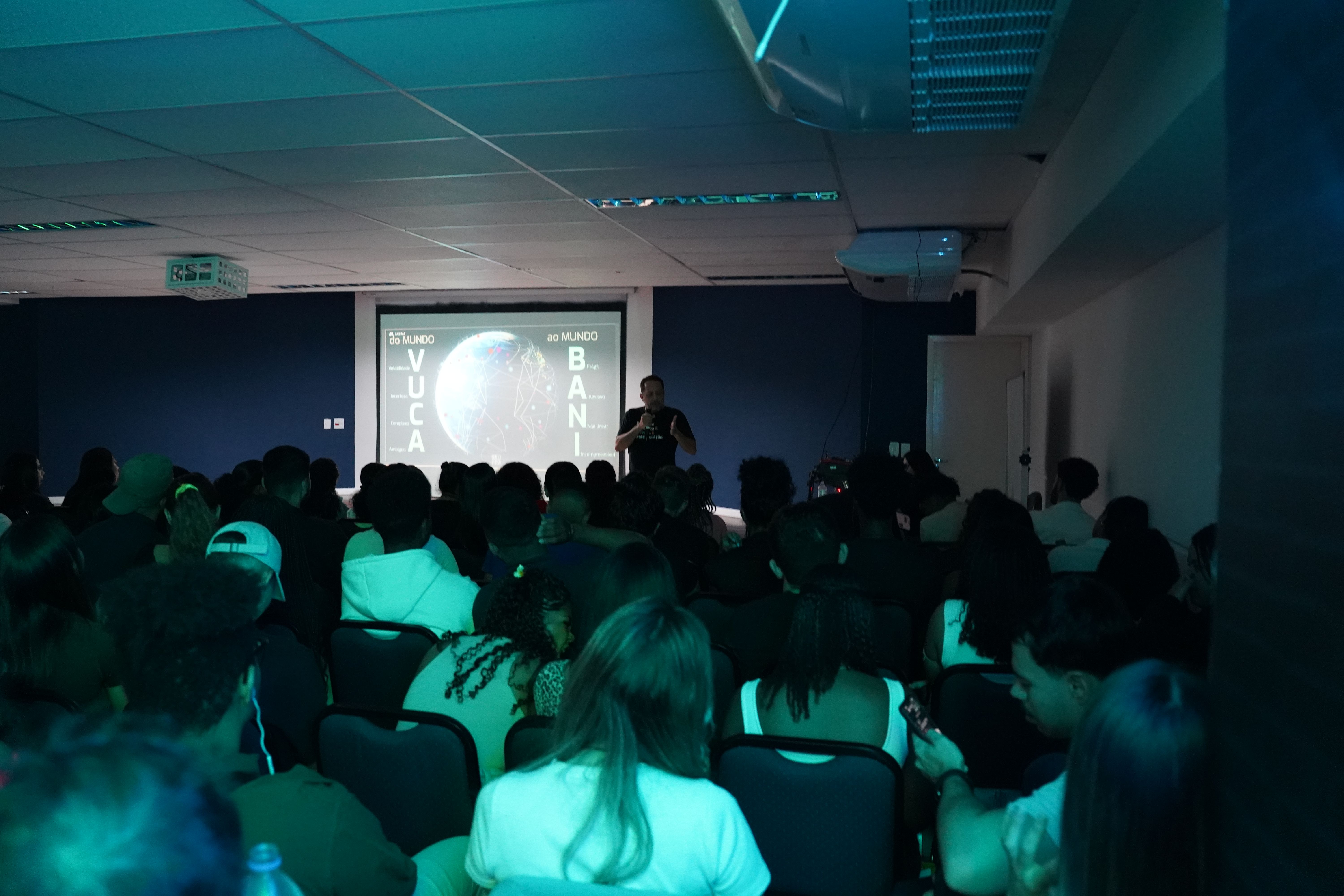 alunos na UniFECAF em palestra