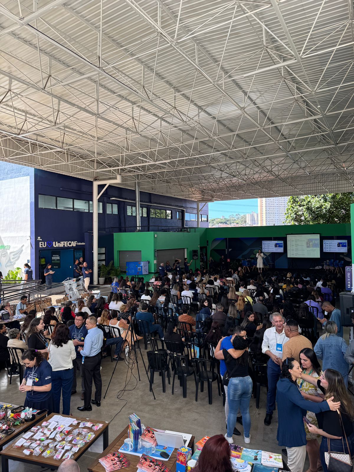 multidão reunida no congresso TEA