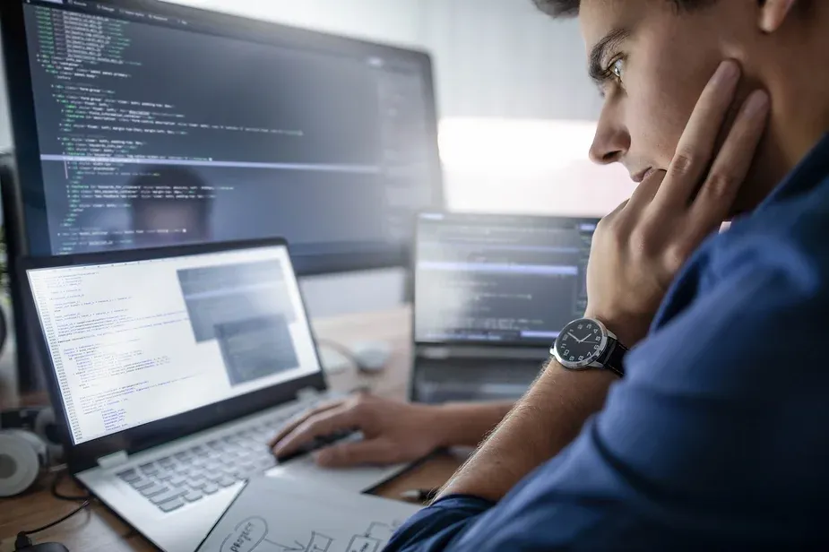 Aluno de tecnologia da UniFECAF.webp