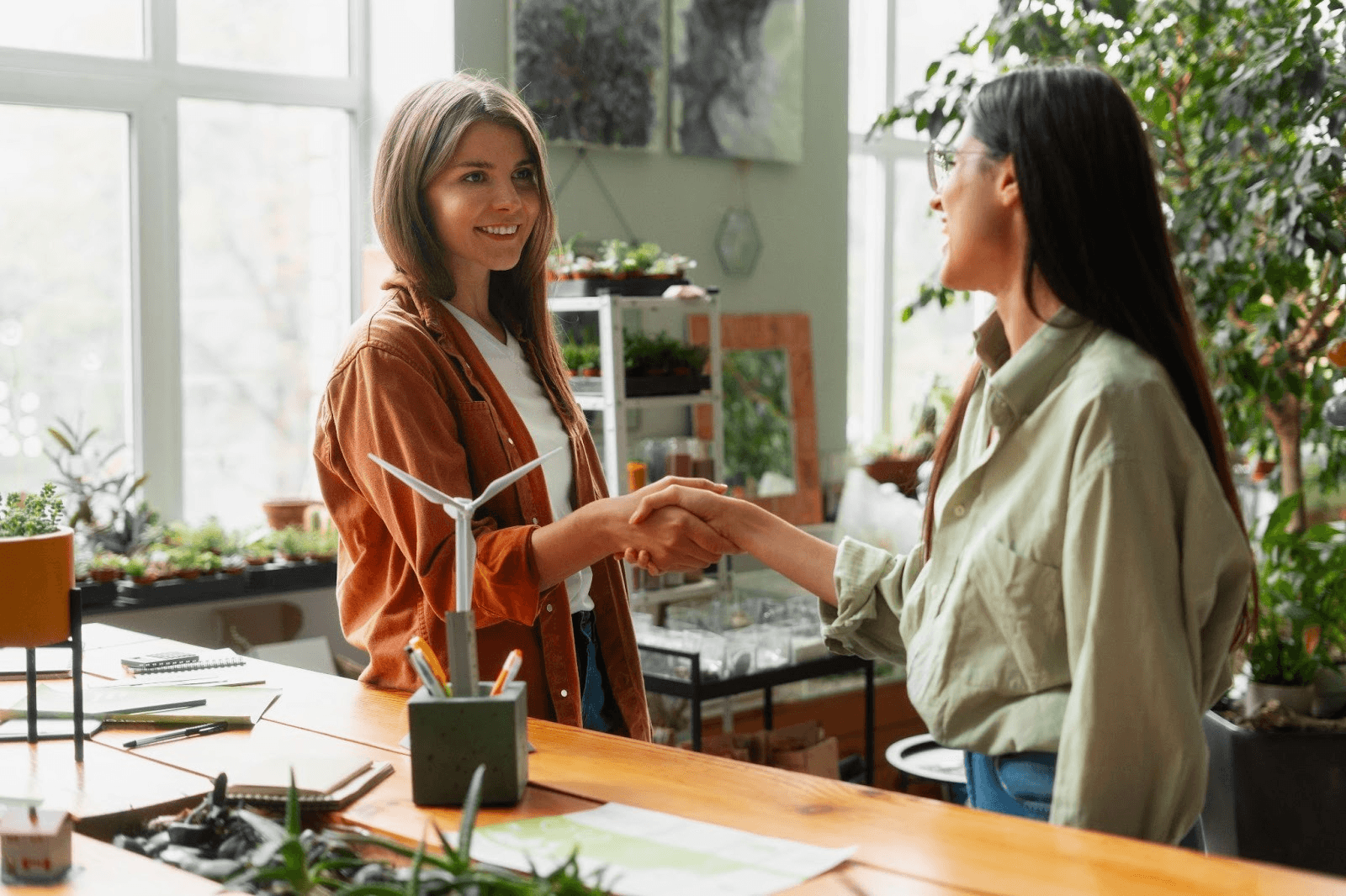 mulheres que trabalham com esg conversando