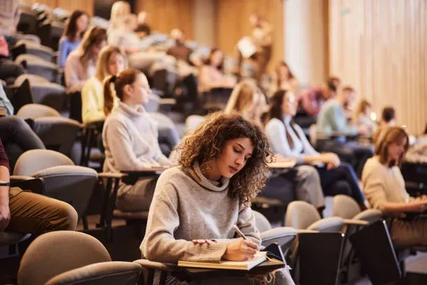 aluna estudando em sala de aula na UniFECAF