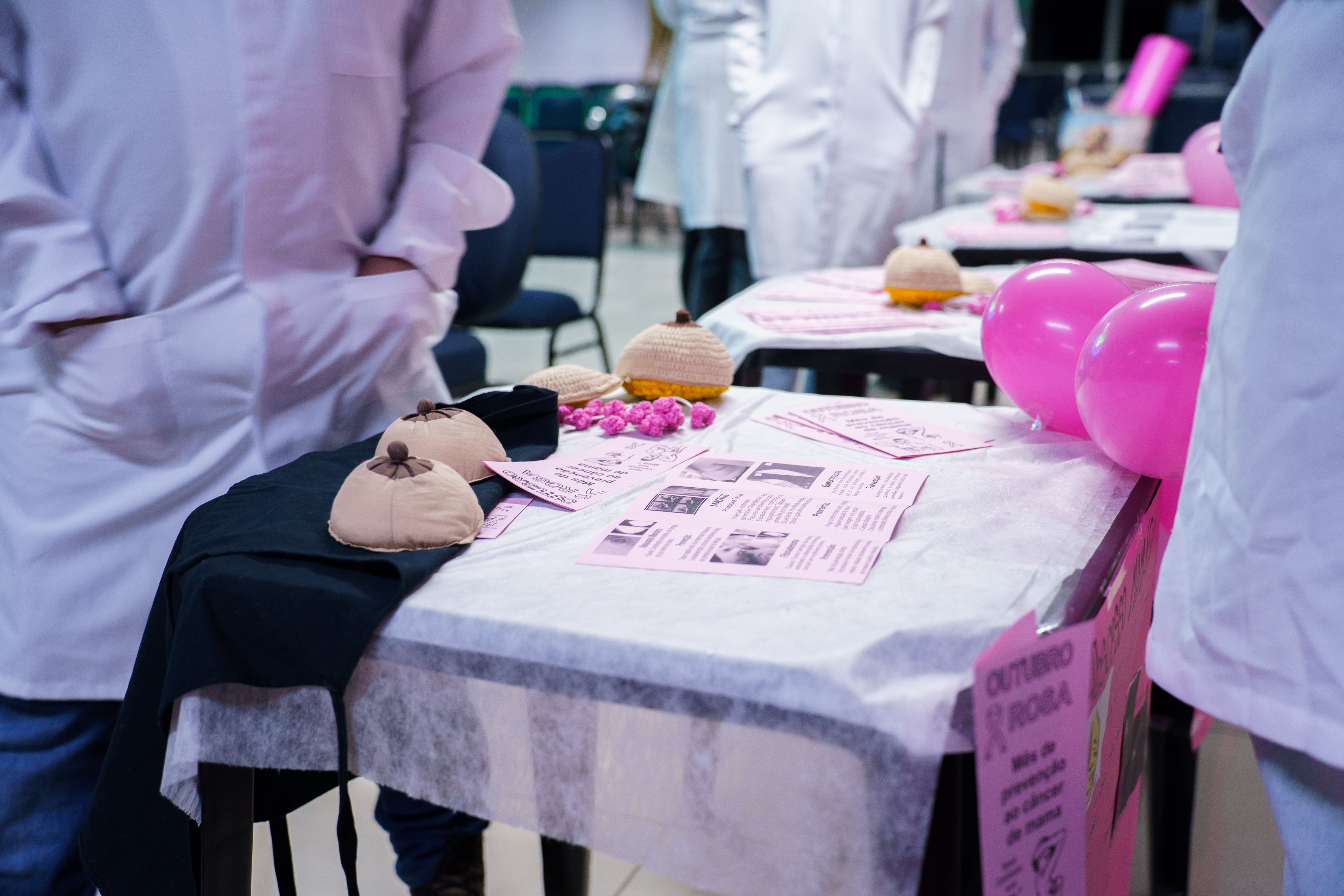 exposição de produtos campanha outubro rosa unifecaf