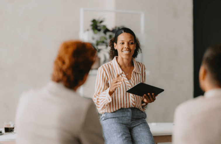 gestor de recursos humanos dando aula