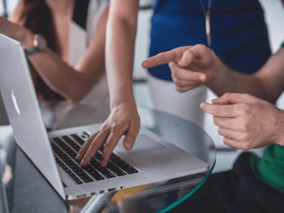 Estudante mantendo o foco nos estudos para o TCC